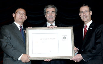 photo of Cheng-Zhi Zou receiving DOC Silver Medal